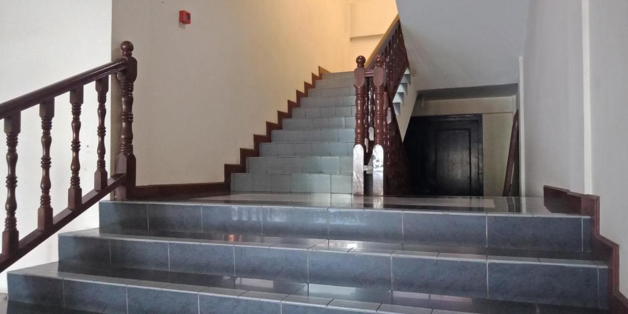 The Upper Deck Hotel *